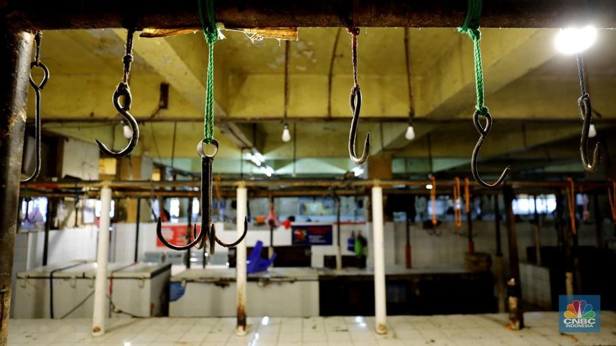 Suasana lengang di kios daging segar Pasar Kebayoran Lama, Jakarta, Kamis (22/1/2026). Kios tampak kosong lantaran sekitar 55 meja dagang yang biasanya dipenuhi pedagang daging sapi tidak berjualan. (CNBC Indonesia/Tri Susilo)