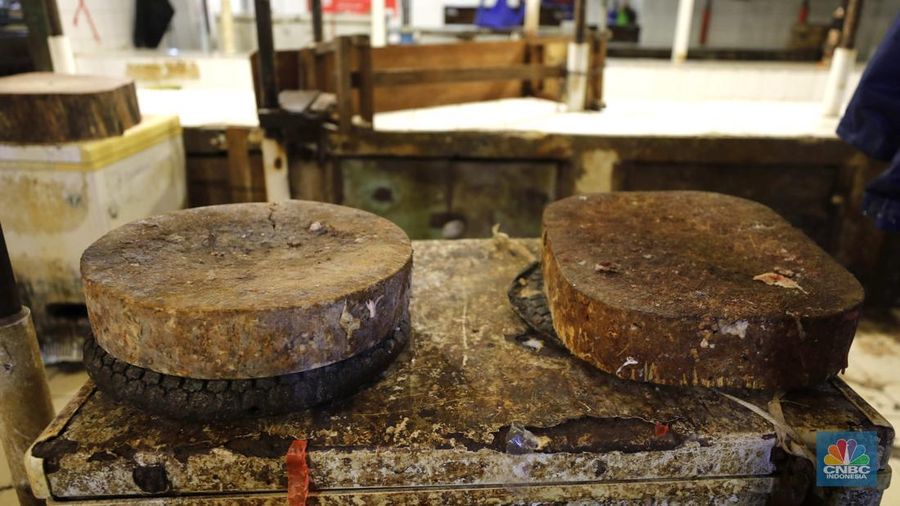 Suasana lengang di kios daging segar Pasar Kebayoran Lama, Jakarta, Kamis (22/1/2026). Kios tampak kosong lantaran sekitar 55 meja dagang yang biasanya dipenuhi pedagang daging sapi tidak berjualan. (CNBC Indonesia/Tri Susilo)