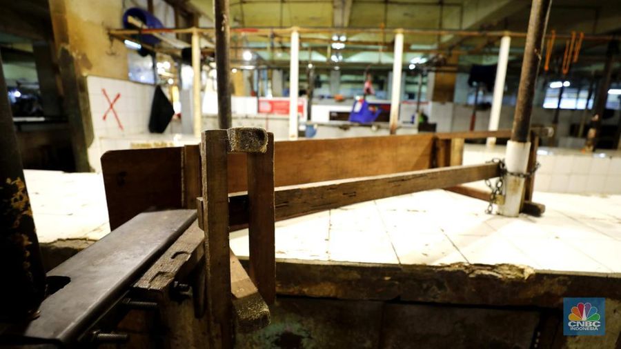 Suasana lengang di kios daging segar Pasar Kebayoran Lama, Jakarta, Kamis (22/1/2026). Kios tampak kosong lantaran sekitar 55 meja dagang yang biasanya dipenuhi pedagang daging sapi tidak berjualan. (CNBC Indonesia/Tri Susilo)