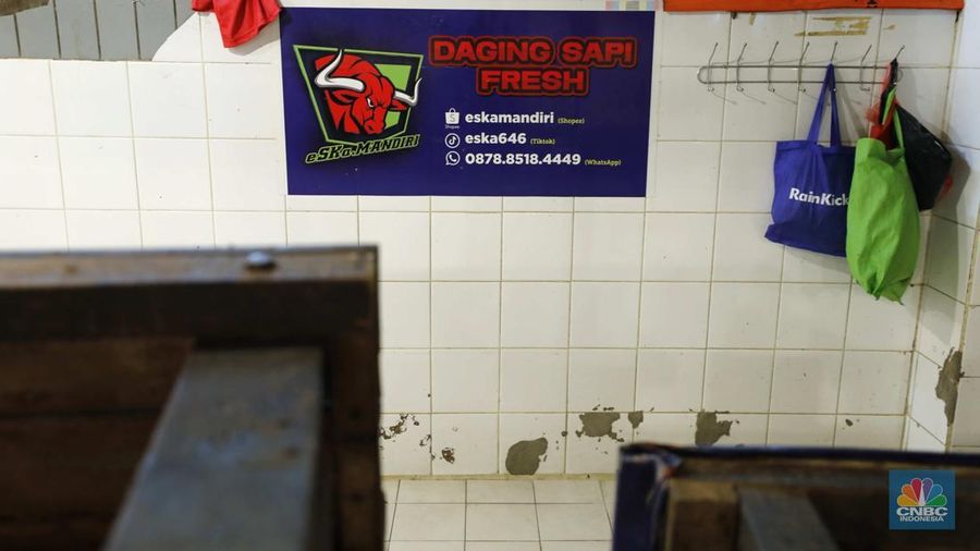 Suasana lengang di kios daging segar Pasar Kebayoran Lama, Jakarta, Kamis (22/1/2026). Kios tampak kosong lantaran sekitar 55 meja dagang yang biasanya dipenuhi pedagang daging sapi tidak berjualan. (CNBC Indonesia/Tri Susilo)