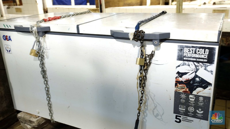 Suasana lengang di kios daging segar Pasar Kebayoran Lama, Jakarta, Kamis (22/1/2026). Kios tampak kosong lantaran sekitar 55 meja dagang yang biasanya dipenuhi pedagang daging sapi tidak berjualan. (CNBC Indonesia/Tri Susilo)