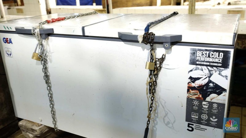 Suasana lengang di kios daging segar Pasar Kebayoran Lama, Jakarta, Kamis (22/1/2026). Kios tampak kosong lantaran sekitar 55 meja dagang yang biasanya dipenuhi pedagang daging sapi tidak berjualan. (CNBC Indonesia/Tri Susilo)