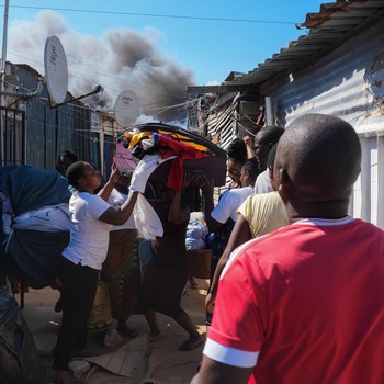 Potret Kebakaran Hutan Tiba-Tiba Menggila, Permukiman Terancam