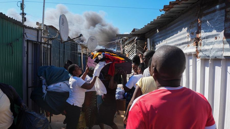 Seorang petugas pemadam kebakaran berdiri di samping kobaran api yang masih berlangsung di daerah Franschhoek, Cape Town, Afrika Selatan, 21 Januari 2026. (REUTERS/Esa Alexander)