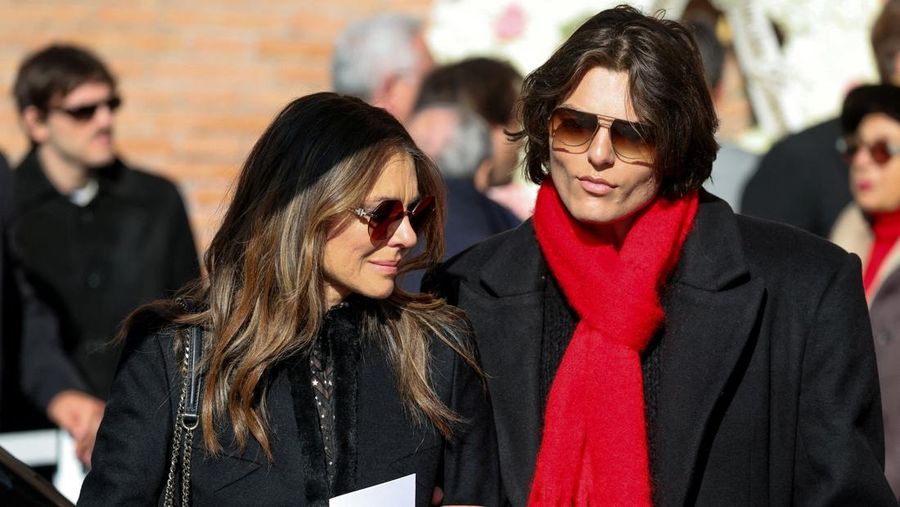 Anthony Souza, anak baptis mendiang perancang busana Valentino Garavani, dan para pengusung peti mati membawa peti jenazah Valentino Garavani, yang meninggal pada usia 93 tahun, di luar Basilika Santa Maria dari Para Malaikat dan Martir, selama upacara pemakaman, di Roma, Italia, 23 Januari 2026. (REUTERS/Yara Nardi)