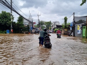 Jl Puri Kembangan Jakbar Masih Banjir, Pemotor Nekat Terobos hingga Mogok