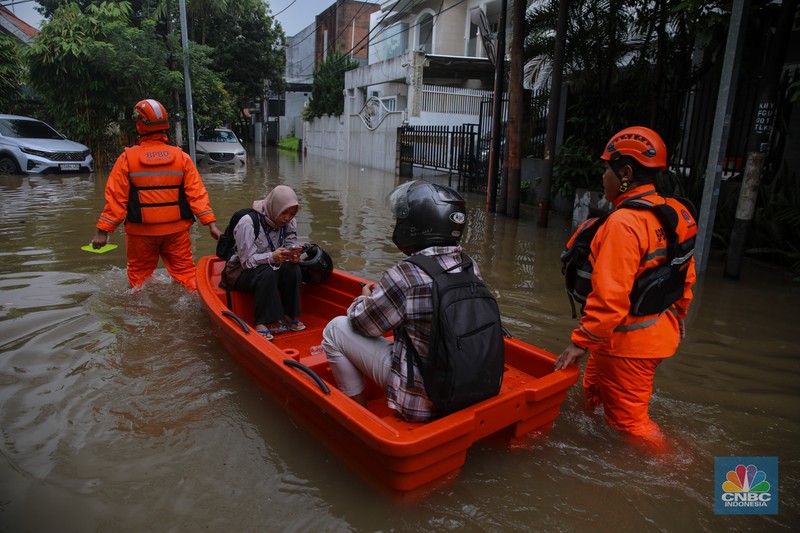 Banjir melanda kawasan perumahan di Jalan Pulo Raya, Jakarta, Jumat (23/1/2026). Hujan deras yang mengguyur wilayah Jakarta sejak Kamis (22/1) kemarin menyebabkan kawasan tersebut terendam banjir. (CNBC Indonesia/Faisal Rahman)