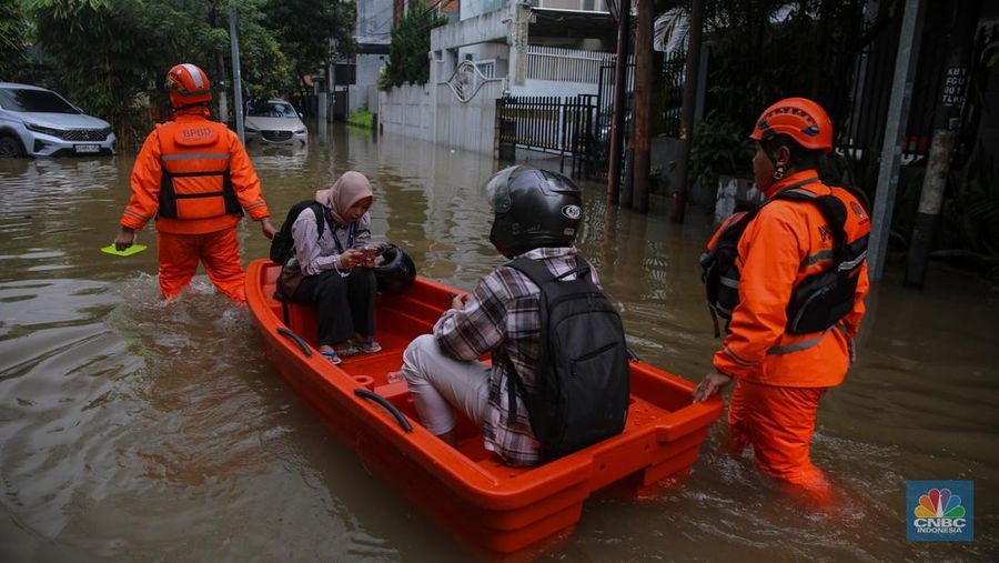 Banjir melanda kawasan perumahan di Jalan Pulo Raya, Jakarta, Jumat (23/1/2026). Hujan deras yang mengguyur wilayah Jakarta sejak Kamis (22/1) kemarin menyebabkan kawasan tersebut terendam banjir. (CNBC Indonesia/Faisal Rahman)
