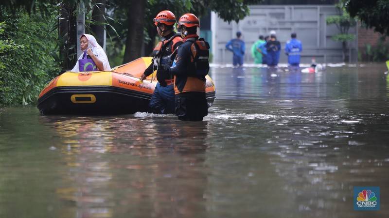 Banjir melanda kawasan perumahan di Jalan Pulo Raya, Jakarta, Jumat (23/1/2026). Hujan deras yang mengguyur wilayah Jakarta sejak Kamis (22/1) kemarin menyebabkan kawasan tersebut terendam banjir. (CNBC Indonesia/Faisal Rahman)