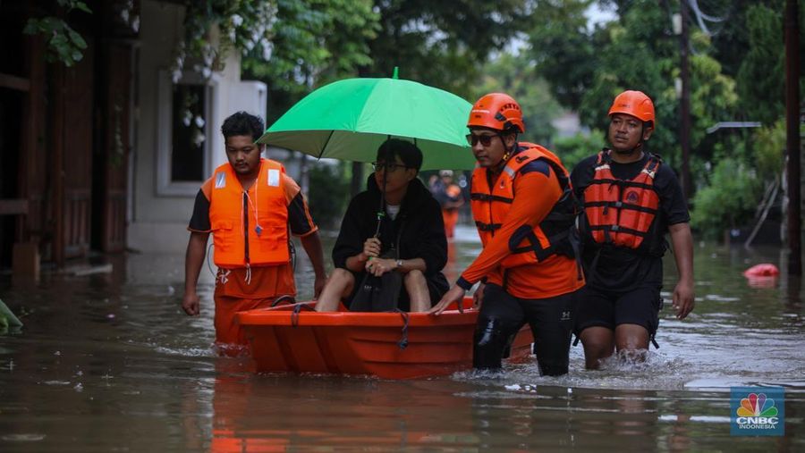 Banjir melanda kawasan perumahan di Jalan Pulo Raya, Jakarta, Jumat (23/1/2026). Hujan deras yang mengguyur wilayah Jakarta sejak Kamis (22/1) kemarin menyebabkan kawasan tersebut terendam banjir. (CNBC Indonesia/Faisal Rahman)
