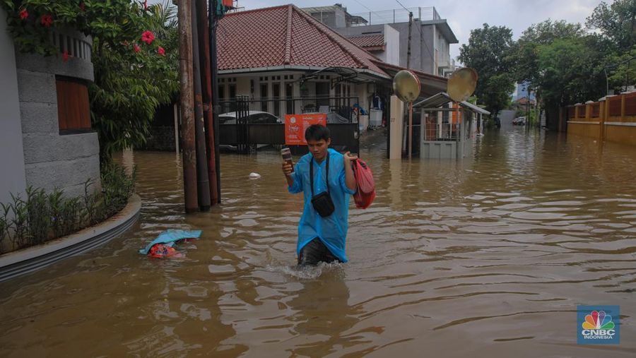 Banjir melanda kawasan perumahan di Jalan Pulo Raya, Jakarta, Jumat (23/1/2026). Hujan deras yang mengguyur wilayah Jakarta sejak Kamis (22/1) kemarin menyebabkan kawasan tersebut terendam banjir. (CNBC Indonesia/Faisal Rahman)