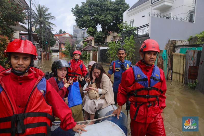 Banjir melanda kawasan perumahan di Jalan Pulo Raya, Jakarta, Jumat (23/1/2026). Hujan deras yang mengguyur wilayah Jakarta sejak Kamis (22/1) kemarin menyebabkan kawasan tersebut terendam banjir. (CNBC Indonesia/Faisal Rahman)