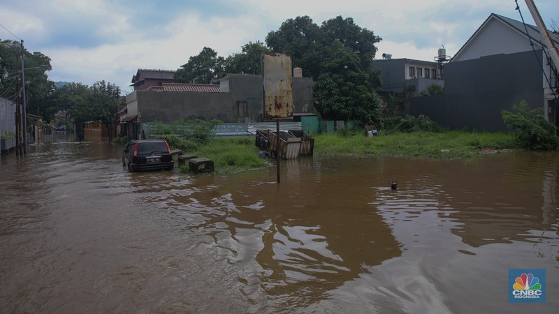 Banjir melanda kawasan perumahan di Jalan Pulo Raya, Jakarta, Jumat (23/1/2026). Hujan deras yang mengguyur wilayah Jakarta sejak Kamis (22/1) kemarin menyebabkan kawasan tersebut terendam banjir. (CNBC Indonesia/Faisal Rahman)