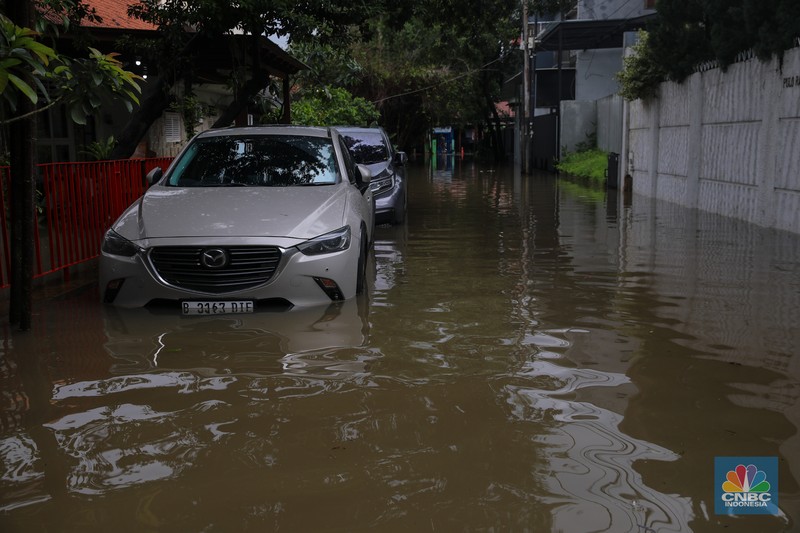 Banjir melanda kawasan perumahan di Jalan Pulo Raya, Jakarta, Jumat (23/1/2026). Hujan deras yang mengguyur wilayah Jakarta sejak Kamis (22/1) kemarin menyebabkan kawasan tersebut terendam banjir. (CNBC Indonesia/Faisal Rahman)