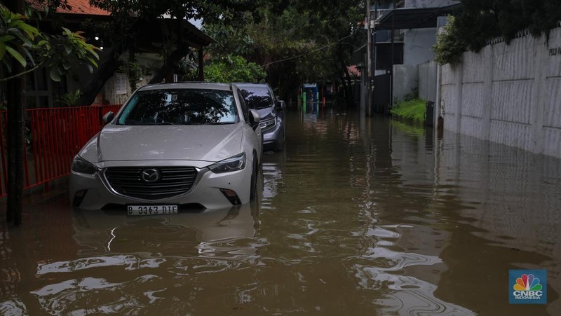 Banjir melanda kawasan perumahan di Jalan Pulo Raya, Jakarta, Jumat (23/1/2026). Hujan deras yang mengguyur wilayah Jakarta sejak Kamis (22/1) kemarin menyebabkan kawasan tersebut terendam banjir. (CNBC Indonesia/Faisal Rahman)