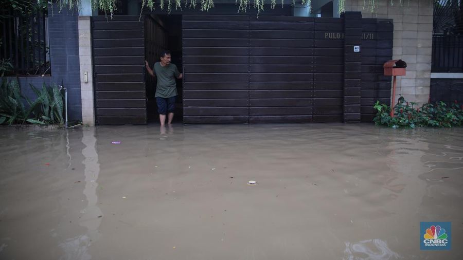 Banjir melanda kawasan perumahan di Jalan Pulo Raya, Jakarta, Jumat (23/1/2026). Hujan deras yang mengguyur wilayah Jakarta sejak Kamis (22/1) kemarin menyebabkan kawasan tersebut terendam banjir. (CNBC Indonesia/Faisal Rahman)