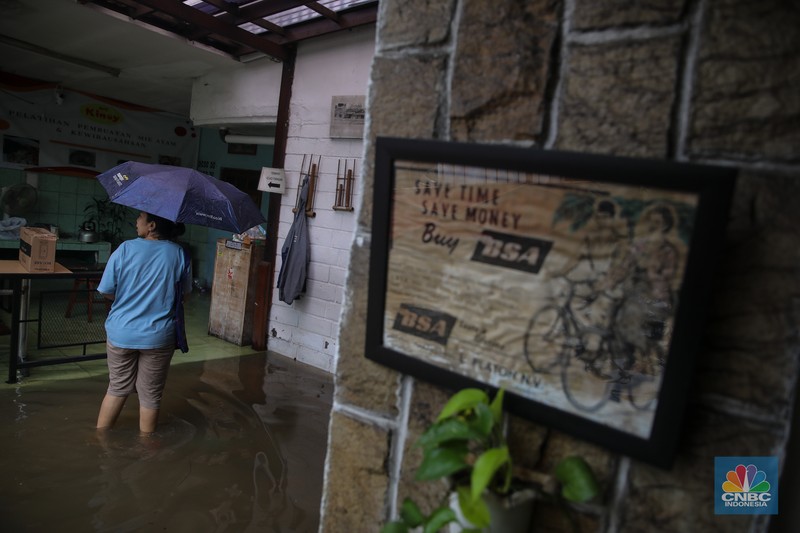 Banjir melanda kawasan perumahan di Jalan Pulo Raya, Jakarta, Jumat (23/1/2026). Hujan deras yang mengguyur wilayah Jakarta sejak Kamis (22/1) kemarin menyebabkan kawasan tersebut terendam banjir. (CNBC Indonesia/Faisal Rahman)