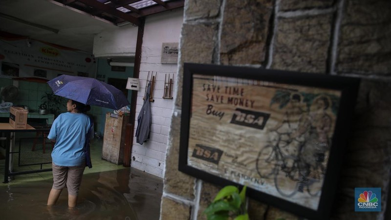 Banjir melanda kawasan perumahan di Jalan Pulo Raya, Jakarta, Jumat (23/1/2026). Hujan deras yang mengguyur wilayah Jakarta sejak Kamis (22/1) kemarin menyebabkan kawasan tersebut terendam banjir. (CNBC Indonesia/Faisal Rahman)