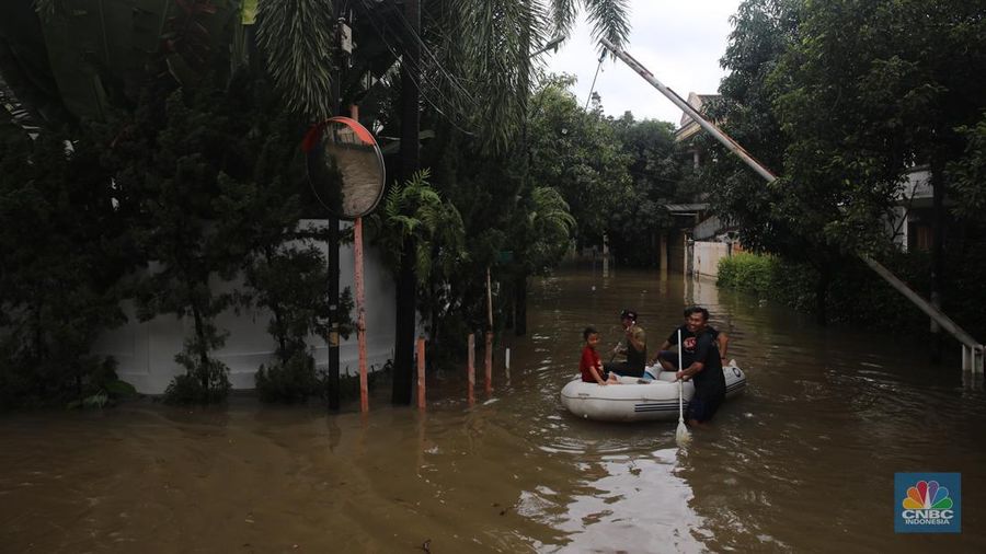 Banjir melanda kawasan perumahan di Jalan Pulo Raya, Jakarta, Jumat (23/1/2026). Hujan deras yang mengguyur wilayah Jakarta sejak Kamis (22/1) kemarin menyebabkan kawasan tersebut terendam banjir. (CNBC Indonesia/Faisal Rahman)