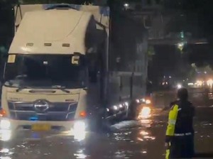 Video Jalan Daan Mogot Masih Banjir, Ketinggian Air 60 Cm