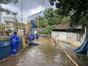 Banjir di Petogogan, Sudin SDA Jaksel Perbaiki Tanggul Sekitar Kali Krukut