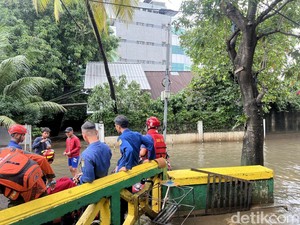 Kapolres Jaksel Tinjau Pela Mampang: Banjir Berangsur Surut, Kini 55 Cm