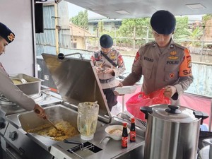 Dapur Lapangan Brimob Polda Metro Hadir Layani Korban Banjir Cikarang Utara