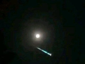 Kemunculan Cahaya Berekor di Langit Cianjur Hebohkan Warga