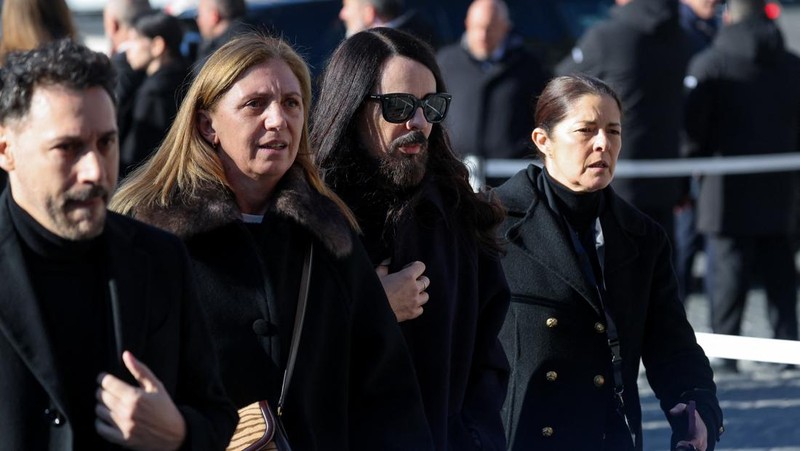 Anthony Souza, anak baptis mendiang perancang busana Valentino Garavani, dan para pengusung peti mati membawa peti jenazah Valentino Garavani, yang meninggal pada usia 93 tahun, di luar Basilika Santa Maria dari Para Malaikat dan Martir, selama upacara pemakaman, di Roma, Italia, 23 Januari 2026. (REUTERS/Yara Nardi)