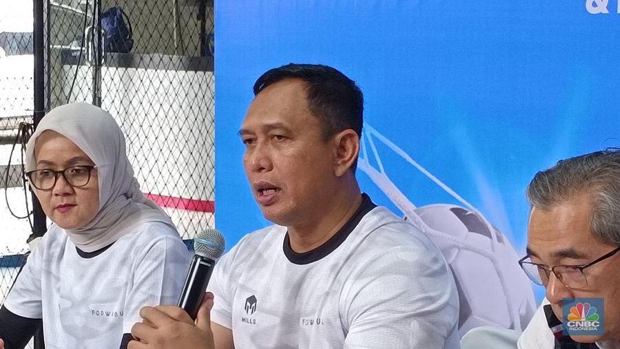 Direktur Utama Perum Bulog Ahmad Rizal Ramdhani bersama jajarannya saat konferensi pers di Jakarta, Jumat (23/1/2026) (CNBC Indonesia/ Martyasari Rizky)