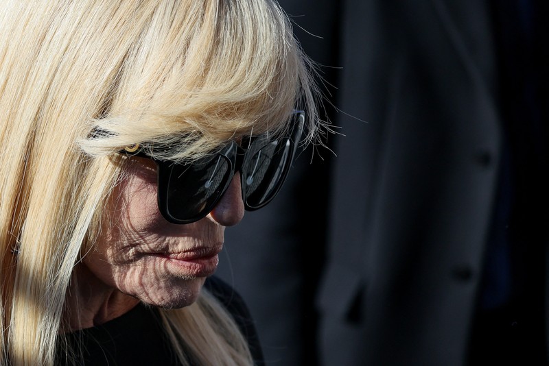 Anthony Souza, anak baptis mendiang perancang busana Valentino Garavani, dan para pengusung peti mati membawa peti jenazah Valentino Garavani, yang meninggal pada usia 93 tahun, di luar Basilika Santa Maria dari Para Malaikat dan Martir, selama upacara pemakaman, di Roma, Italia, 23 Januari 2026. (REUTERS/Yara Nardi)