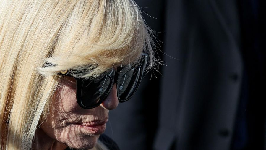 Anthony Souza, anak baptis mendiang perancang busana Valentino Garavani, dan para pengusung peti mati membawa peti jenazah Valentino Garavani, yang meninggal pada usia 93 tahun, di luar Basilika Santa Maria dari Para Malaikat dan Martir, selama upacara pemakaman, di Roma, Italia, 23 Januari 2026. (REUTERS/Yara Nardi)