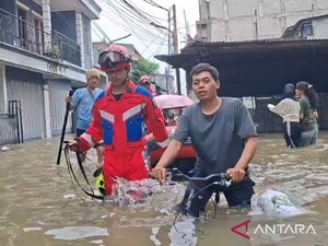 Banjir di Duri Kosambi Jakbar, Ibu Hamil-Balita Dievakuasi