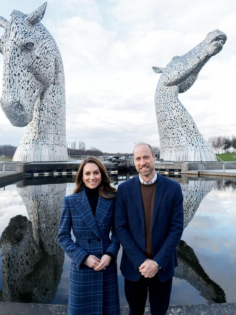 Kate Middleton Angkat Warisan Tartan Lewat Mantel Rancangannya