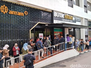 Harga Emas Tembus Rekor, Butik Antam Diserbu Pembeli!