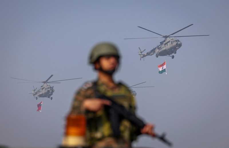 Kendaraan militer India melintas saat gladi bersih untuk parade Hari Republik di tengah hujan di New Delhi, India, 23 Januari 2026. (REUTERS/Adnan Abidi)