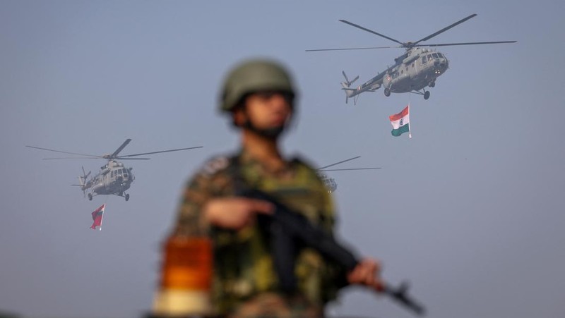 Kendaraan militer India melintas saat gladi bersih untuk parade Hari Republik di tengah hujan di New Delhi, India, 23 Januari 2026. (REUTERS/Adnan Abidi)
