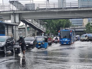 Rute TransJakarta yang Dialihkan hingga Berhenti Operasi Imbas Banjir
