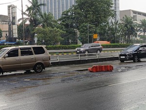 Jalan Gatot Subroto Arah Kuningan Berlubang, Pemotor Minta Segera Diperbaiki