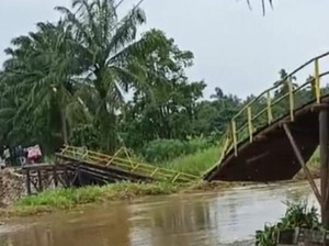 Jembatan Besi Penghubung 2 Desa di Ogan Ilir Ambruk, Akses Warga Terputus