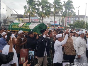 Disambut Hujan, Jenazah Haji Alim Dimakamkan di Samping Istri