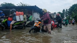 Video Ngeyel Terobos Banjir, Puluhan Motor Mogok Berjemaah di Ciledug