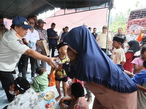 Kunjungi Aceh Utara, Tito Makan Bareng Pengungsi di Dusun Seulemak