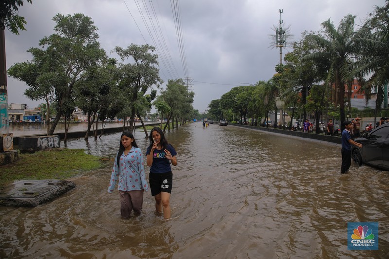 Kendaraan melintas saat banjir melanda ruas Jalan Daan Mogot, Jakarta Barat, Jumat (23/1/2026). (CNBC Indonesia/Tri Susilo)