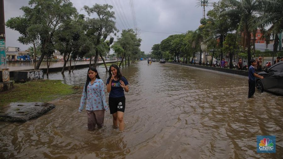Kendaraan melintas saat banjir melanda ruas Jalan Daan Mogot, Jakarta Barat, Jumat (23/1/2026). (CNBC Indonesia/Tri Susilo)