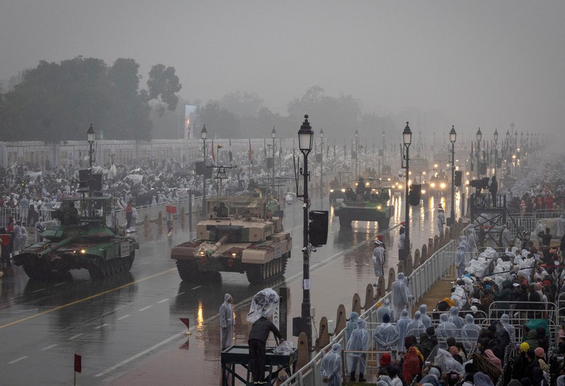 Kendaraan militer India melintas saat gladi bersih untuk parade Hari Republik di tengah hujan di New Delhi, India, 23 Januari 2026. (REUTERS/Adnan Abidi)