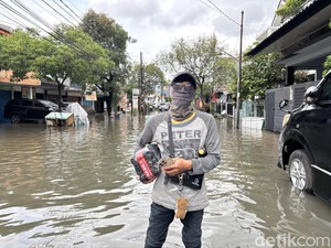 Cerita Kurir di Bekasi, Jalan Kaki Terjang Banjir demi Antar Paket
