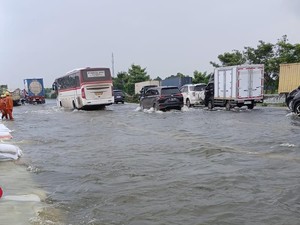 Sungai Ciujung Meluap, Jalan Tol Arah Merak Tergenang Banjir