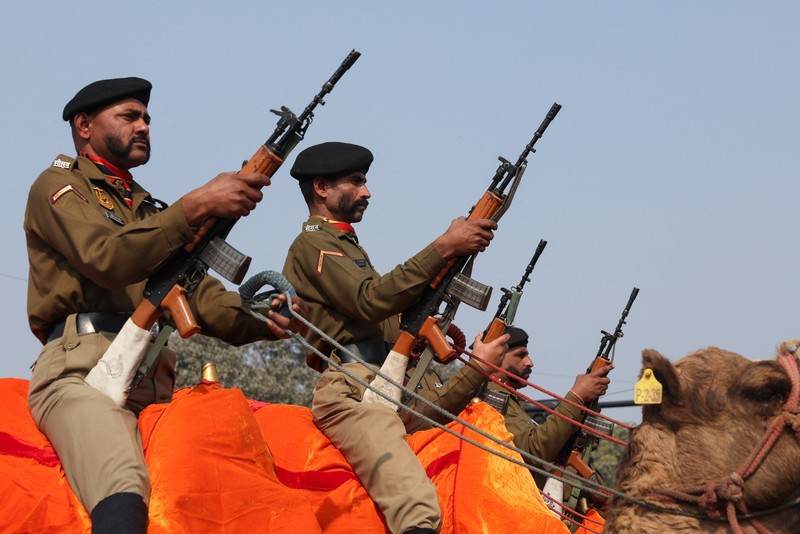 Kendaraan militer India melintas saat gladi bersih untuk parade Hari Republik di tengah hujan di New Delhi, India, 23 Januari 2026. (REUTERS/Adnan Abidi)