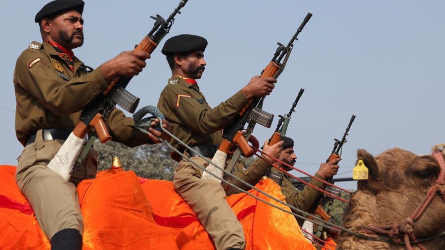 Kendaraan militer India melintas saat gladi bersih untuk parade Hari Republik di tengah hujan di New Delhi, India, 23 Januari 2026. (REUTERS/Adnan Abidi)